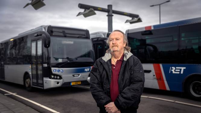 De stress wordt voor buschauffeurs steeds groter, en het leven duurder: Dirk laat zijn bus vijf dagen staan
