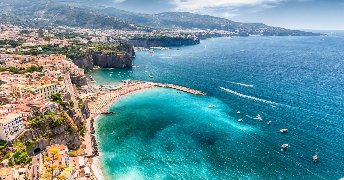 Passeggiata in bikini o costume da bagno per le strade di Sorrento, Italia |  All’estero