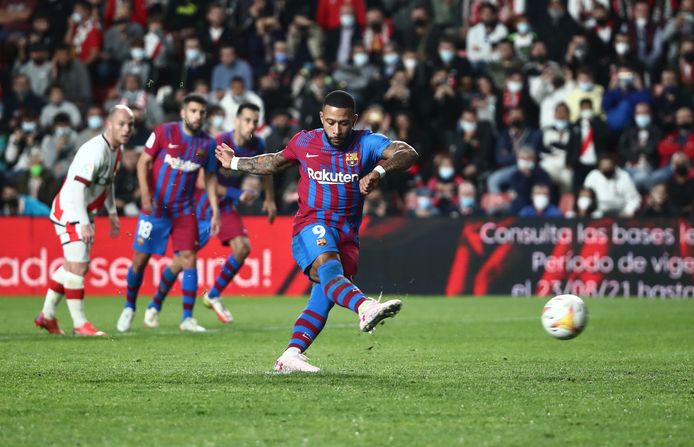 Memphis Depay mist zijn strafschop.