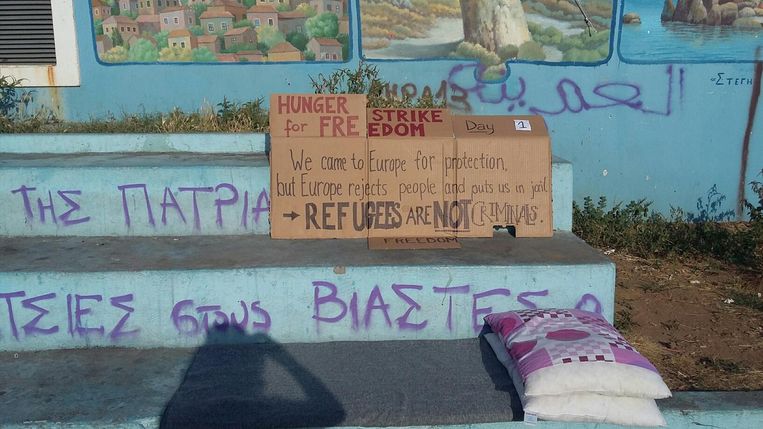 Afrikaanse vluchtelingen voelen zich in de Griekse opvangkampen als criminelen behandeld. Een aantal van hen besluiten tot een hongerstaking. Beeld  