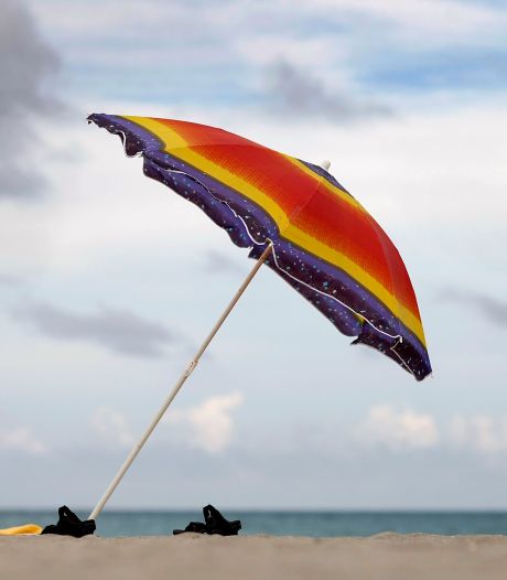 Amerikaanse vrouw (63) gespiest door parasol, overleeft dagje strand niet
