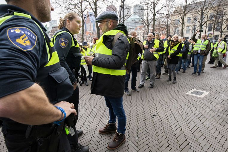 Betogers in gele hesjes zaterdag nabij de Tweede Kamer in Den Haag. Beeld ANP