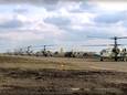 KA-52 aanvalshelikopters staan op een onbekende locatie klaar voor aanvallen in de Donbas, aldus een deze week vrijgegeven foto van het Russische ministerie van Defensie.