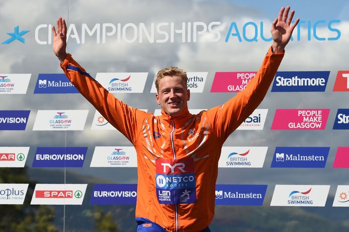 Ferry Weertman wordt gehuldigd na zijn gouden race op de 10 kilometer op het EK zwemmen in Glasgow.