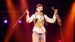 PRIMEUR:  Silke pakt uit met haar stem én viool