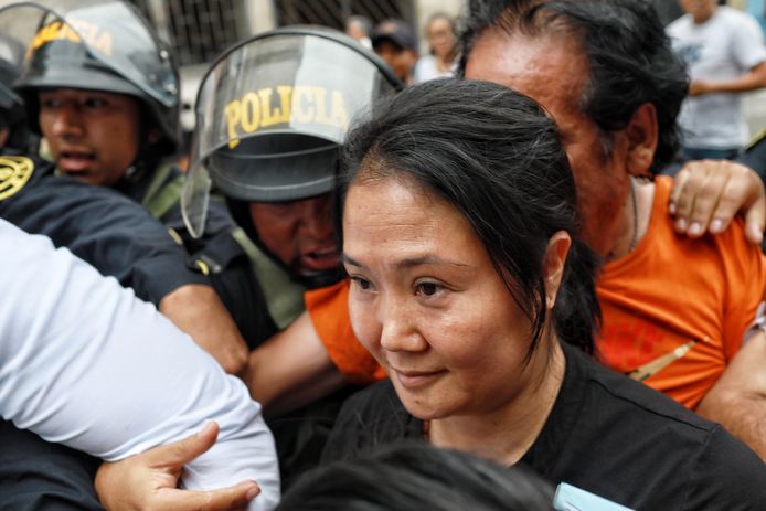 Keiko Fujimori onderweg naar de rechtbank, waar de rechter bepaalde dat ze terug de cel in moet.