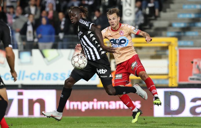 Fall in het shirt van Charleroi in duel met D'Haene van Kortrijk.