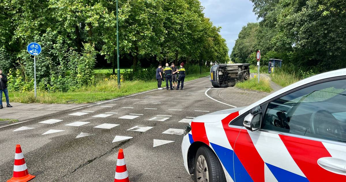 Bestelbusje kantelt door aanrijding met andere wagen in Veghel.