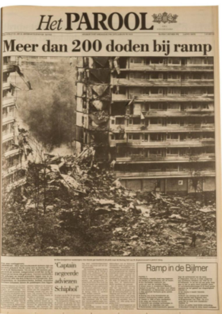 De voorpagina van Het Parool, een dag na de Bijlmerramp. Het Parool plaatste voor het eerst zo’n grote foto op de voorpagina. Beeld 