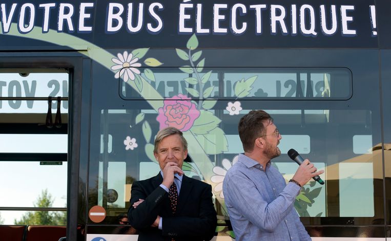 In hun plan bepleiten de EU-ministers onder andere veel sneller veel meer elektrische voertuigen zoals deze bus, de eerste elektrische standaardbus van de Brusselse MIVB . Beeld Photo News