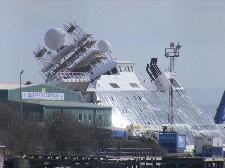 Schip ligt 45 graden gekanteld in Schotse haven na storm