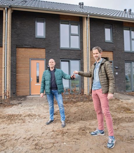 Vijftien huurwoningen in Apeldoornse wijk Zuidbroek opgeleverd: eerste bewoners ontvangen sleutel 