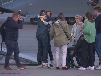 KIJK. Emotioneel moment waarop Olivier Vandecasteele zijn familie opnieuw in de armen sluit na 455 dagen in Iraanse cel