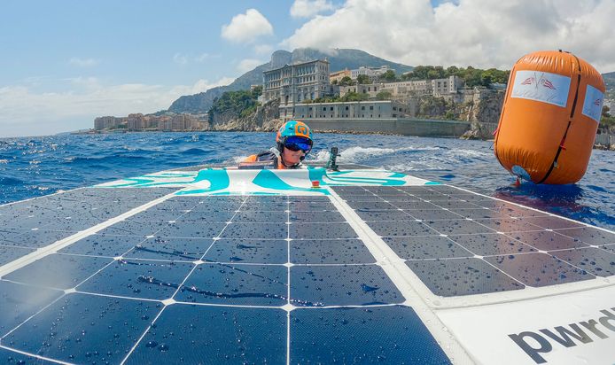 Het team van de HAN in actie op het water van de Middellandse Zee bij Monaco.