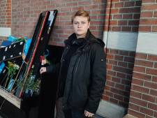 Lance heeft tranen in de ogen als hij de aan barrels geslagen stationspiano ziet: ‘Wie doet nu zoiets’