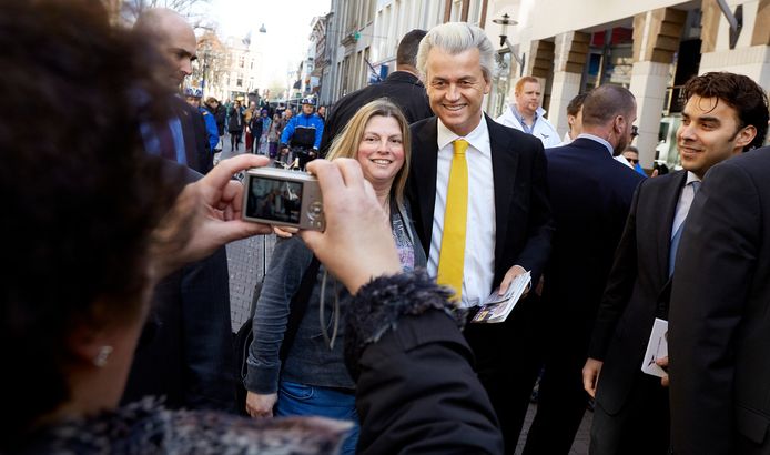 PVV-leider Geert Wilders gaat op de foto met een voorbijganger in de Lange Poten.