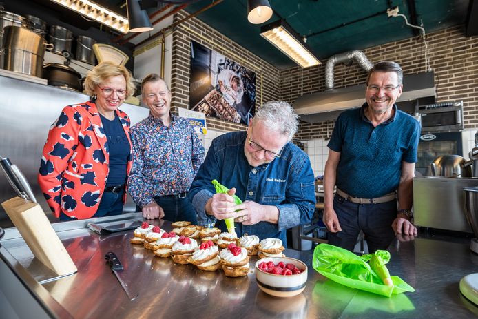Dalfsen - Bakkers in heel Nederland hebben de handen ineengeslagen om geld in te zamelen voor een collega in Oekraïne. Zestig bakkers die in 1982 de bakkersschool afrondde vonden elkaar weer, en zamelden door zelf gebakte lekkernijen te verkopen geld in. In Dalfsen ging Henk Snijder aan de slag. V.l.n.r. Ina Koetsier, André Koetsier, Henk Snijder en Rien Mook. - Editie: Vechtdal - Foto: Enzio Ardesch EA20220324
