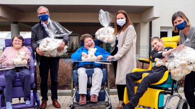 KBC Geraardsbergen schenkt knuffels aan OZC Sint-Vincentius
