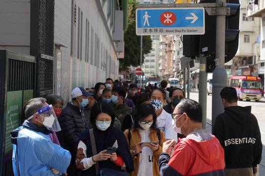 Hongkongers staan aan te schuiven voor een coronatest.