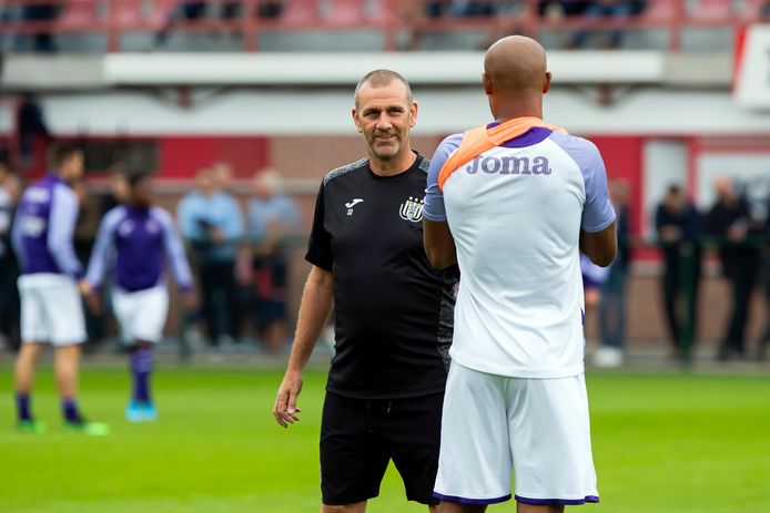 Simon Davies in gesprek met Vincent Kompany.