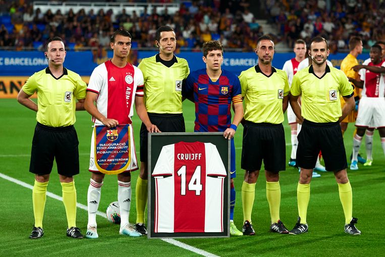 De aanvoerders van Barcelona en Ajax onder 19 poseren samen met de arbiters voor de wedstrijd. Beeld Getty Images