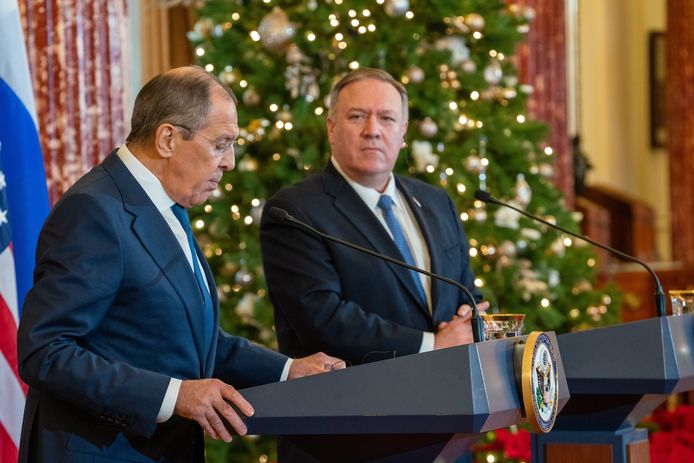 De Russische en Amerikaanse ministers van Buitenlandse Zaken Sergei Lavrov en Mike Pompeo tijdens een gezamenlijke persconferentie.