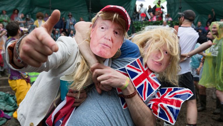 Mannen verkleed als Donald Trump en Boris Johnson op het Glastonbury Festival, 26 juni. Beeld Getty Images