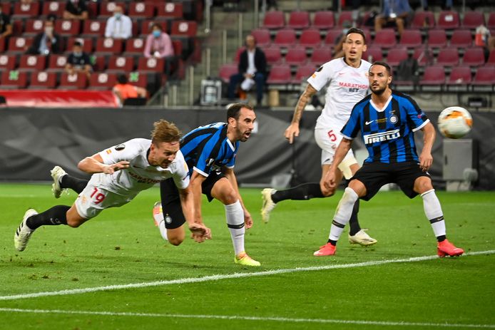Luuk de Jong kopt raak in de Europa League-finale tegen Internazionale.