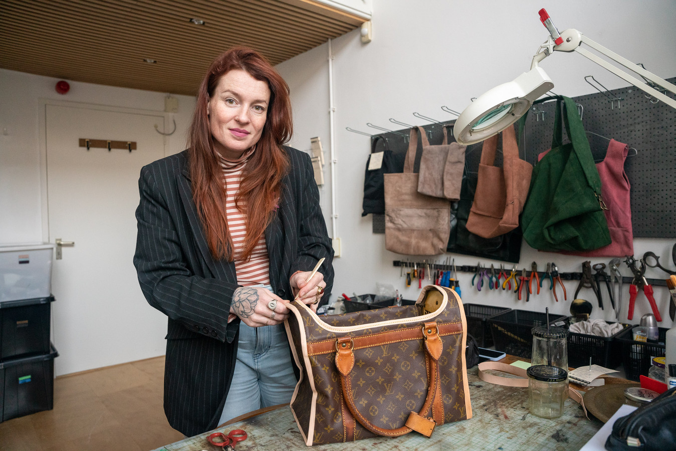 Kapotte Louis Vuitton-tas van 2700 euro is niet gelijk een prul, want  Amanda (35) repareert álles, Foto