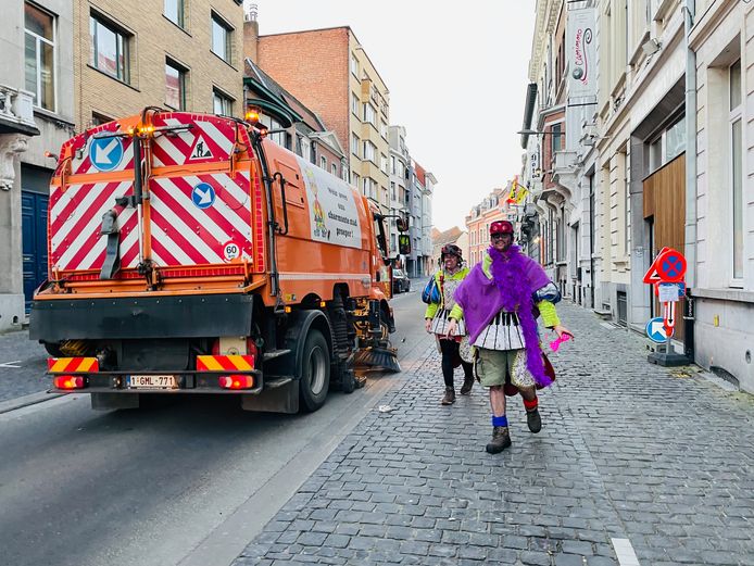 Carnavalisten in Aalst op weg naar huis.