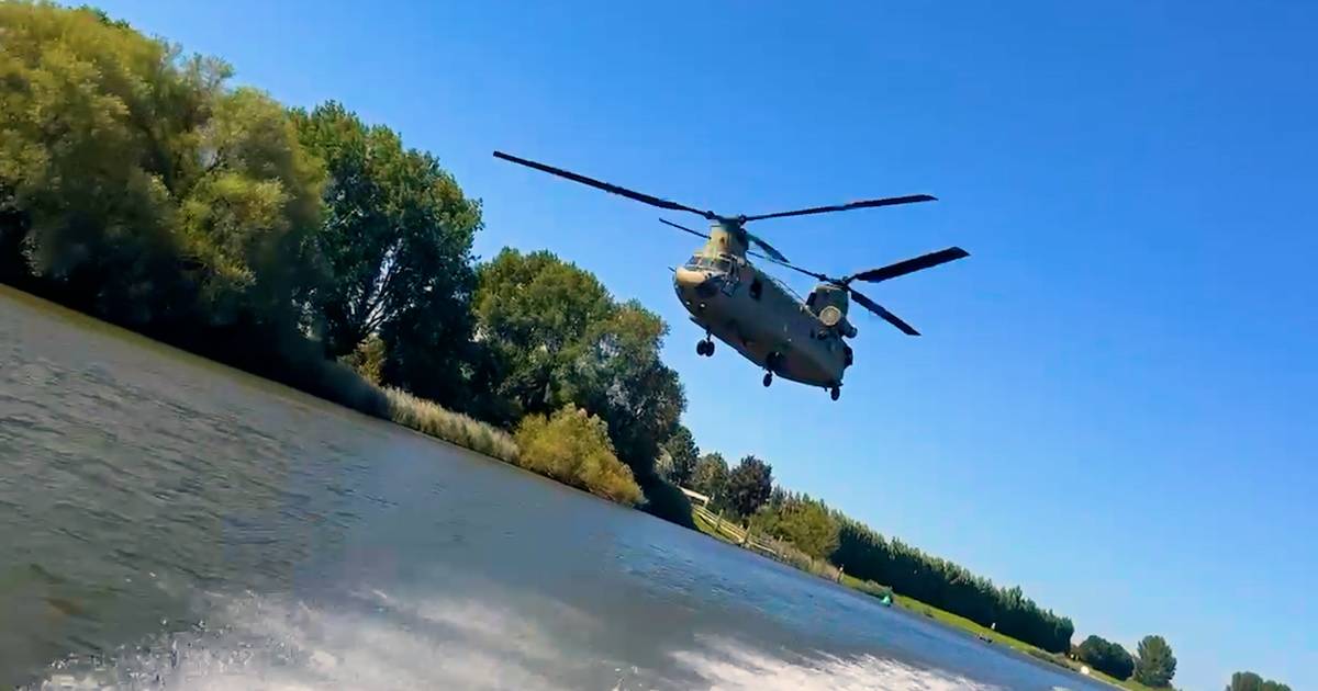 Chinook vliegt laag over het water in Wijk en Aalburg, speedboot kan ’m bijna bijhouden