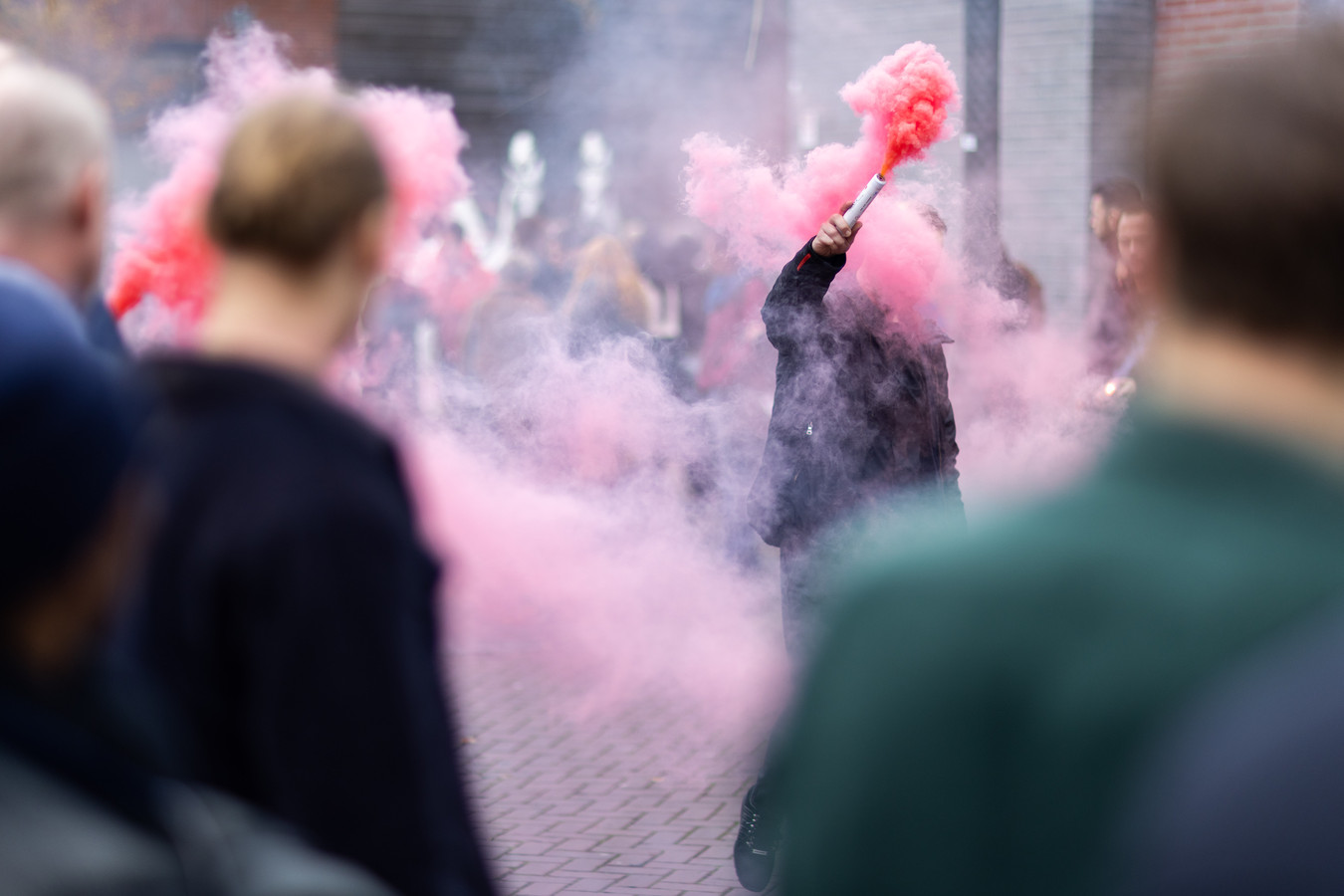 Nabestaanden van doodgestoken Anouk nemen afscheid met erehaag en roze ...