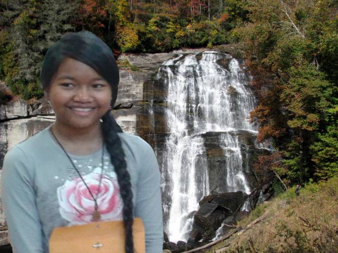 Zestienjarig meisje redt kleine zus van waterval, maar sterft vervolgens zelf