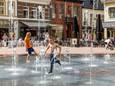 Steenwijk heeft bij de herinrichting van de Markt – een plek waar het erg warm kon worden – gekozen voor bomen en een fontein die verkoeling brengen. Lochem houdt bij de inrichting van twee pleinen in de binnenstad ook rekening met klimaatverandering.