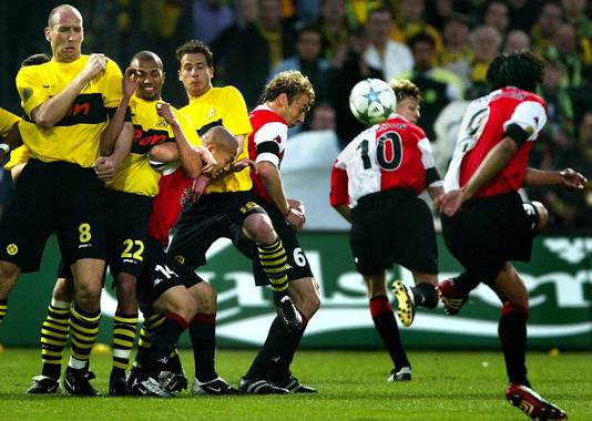 Van Hooijdonk schiet een vrije trap in de finale tegen Dortmund