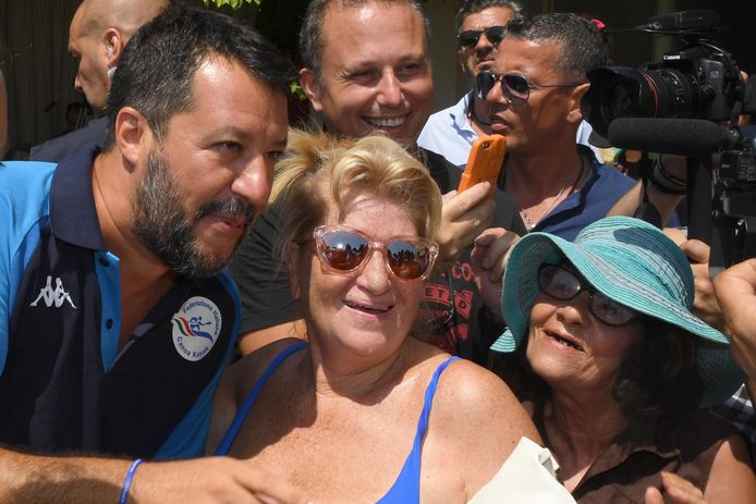 Matteo Salvini (links) met aanhangers tijdens zijn politieke  ‘zomertoer’ in het zuiden van Italië.