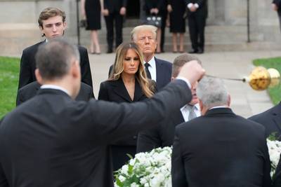 Melania Trump verliest moeder: volledige familie aanwezig op begrafenis