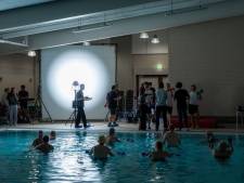 Videoclip van Haagse band Flaire opgenomen in zwembad Gouda
