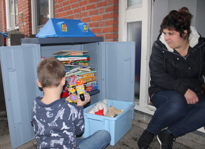 Chantal Brommers uit Hazerswoude-Rijndijk bij de nieuwe ruilkast voor speelgoed, in haar voortuin.