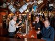 Carel Oomes (links) aan het tappen.