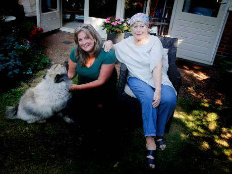Dankzij haar buren hoeft Annemarie (85) niet naar een tehuis: ‘Laten om de beurt haar hondje uit’