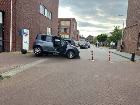 Automobilist die parkeervak uit wil rijden, rijdt vrouw aan
