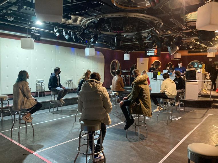 Het testcentrum in de Kokorico, waar tien mensen wachten op het resultaat. Beeld DVEG