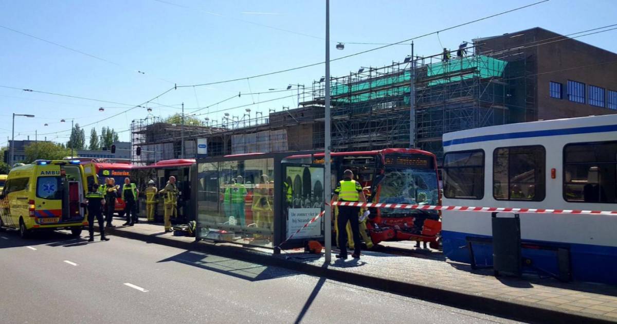 Veertien gewonden door aanrijding bus en tram.