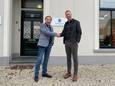 Gerard van den Belt (links) is blij met de warme overname van zijn makelaarskantoor in Twello door nieuwe eigenaar Guido Leerkes.