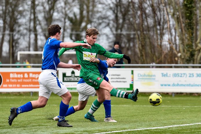 Tony Sleurink haalt uit tussen twee spelers van Espel. Sleurink maakt deel uit van het ‘gouden kwartet’ van Ens.