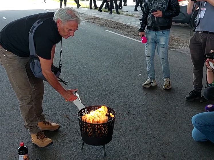 Voorman van Pegida steekt een koran in brand in Arnhem