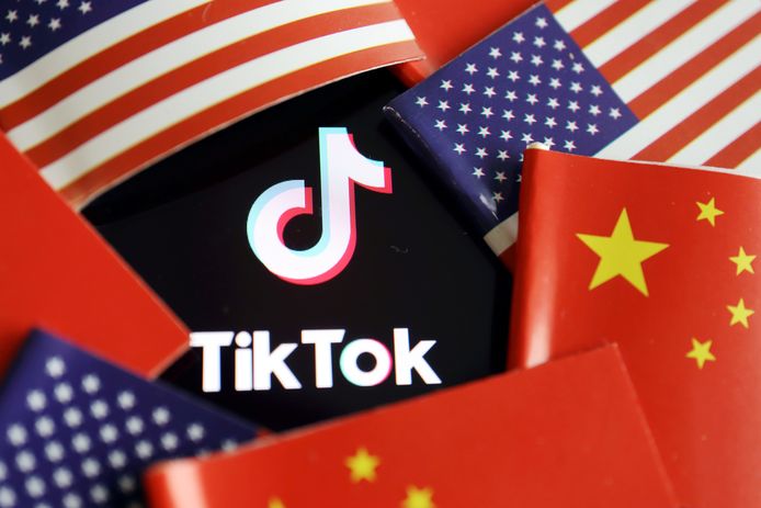 Amerikaanse en Chinese vlaggen en het logo van TikTok.