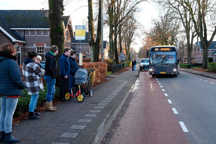 Slagschip Monetair Touhou Balkbrug en Ommen maken zich hard voor behoud scholierenbuslijn: 'Kinderen  laat je in de winter niet langs een bos fietsen' | Hardenberg | destentor.nl