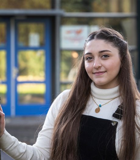 Salya (19) helpt nu zélf vluchtelingen: ‘Ik heb geen zin om op de bank te blijven zitten’
